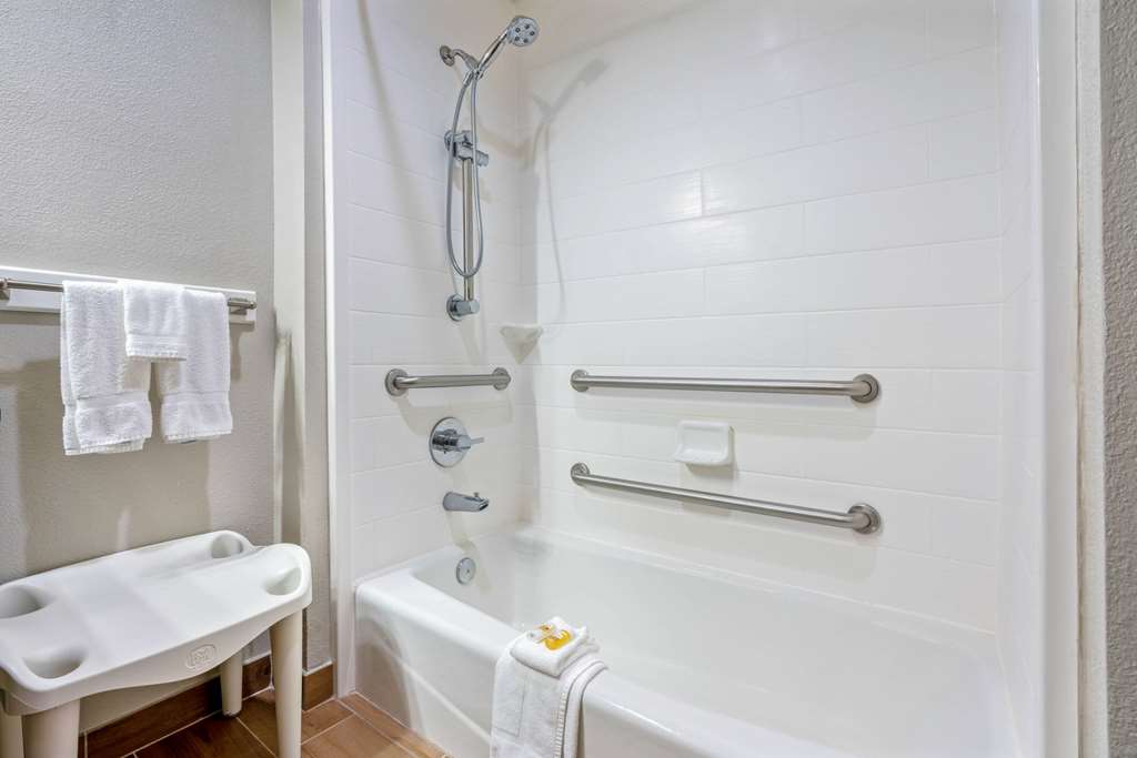 La Quinta Inn & Suites by Wyndham College Station South - photo 34