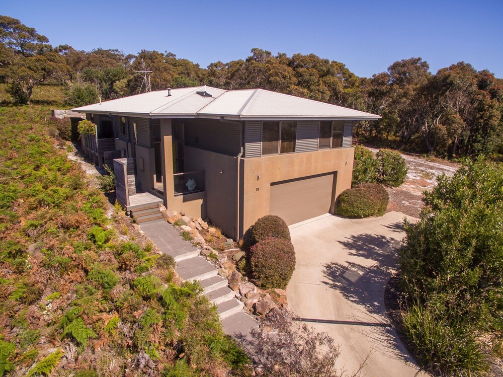 Tura Beachhouse in Dolphin Cove — 4-Star Luxury Hotel in Tura Beach, Australia