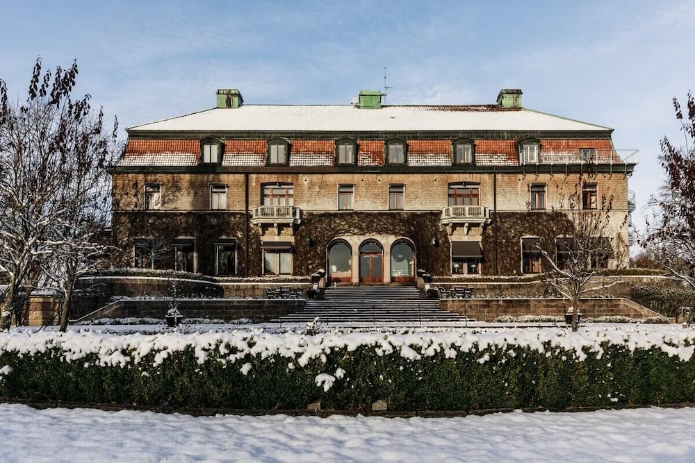 Bjertorp Slott - carbon neutral hotel in Kvaenum