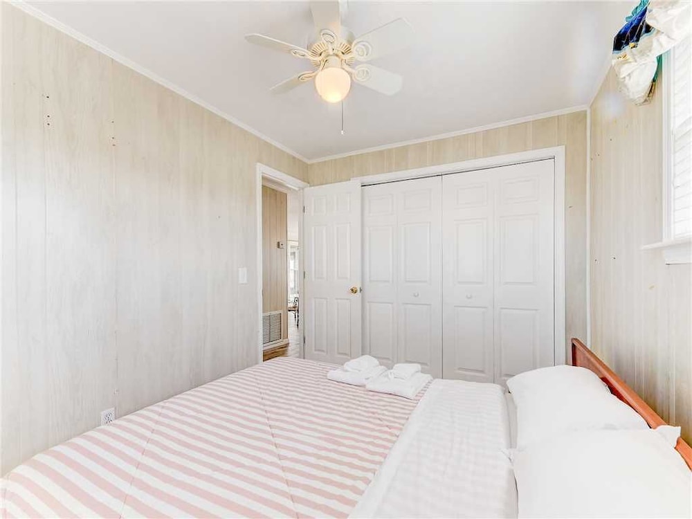 Coastal Charm 2 Bedrooms Ocean Front Sleeps 6 - photo 7