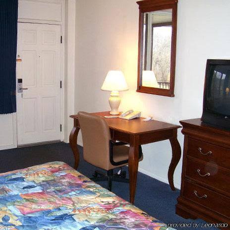 Magnuson Hotel by the River - photo 4