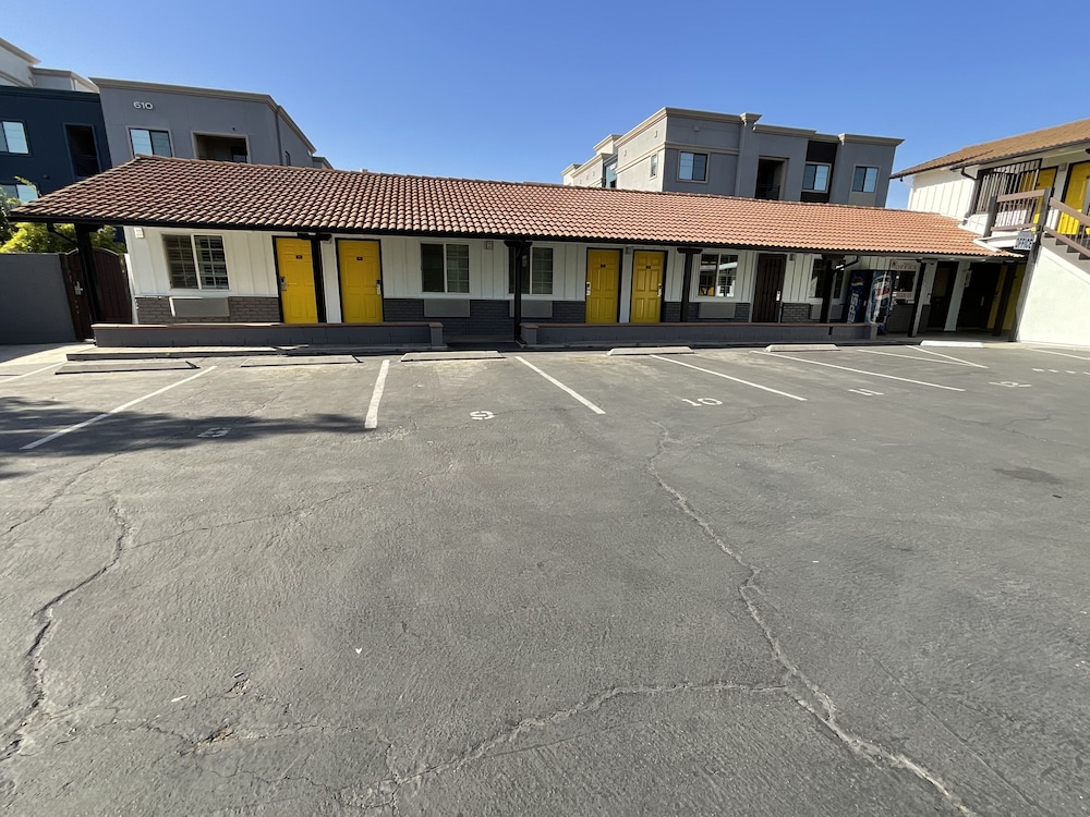 Escondido Inn - photo 36