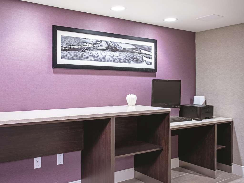 La Quinta Inn & Suites by Wyndham Baltimore N White Marsh - photo 40
