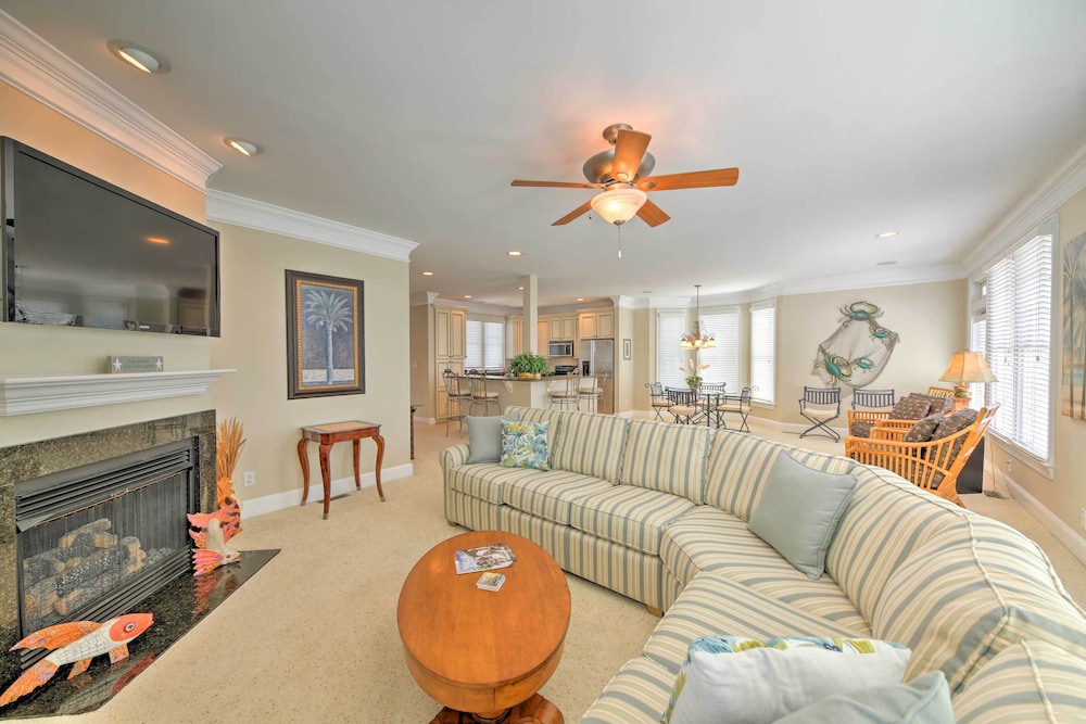 Manteo Waterfront Resort Home with 30 Ft Dock - photo 2