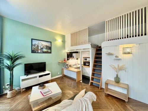 Le Noir Bois Et Blanc Studio Wifi Centre Ville Entree Autonome in Quimper, France