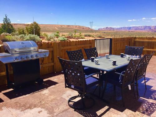 AntelopeCanyonHouse w VIEW offering Deals for two couples pets okay — 4-Star Luxury Hotel in Page, United States