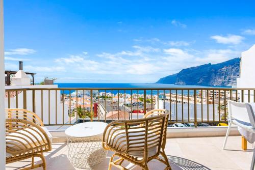 Quiet And Cozy Workation Place Near the Town Center with Cliffs And Ocean View in Santiago Del Teide, Spain
