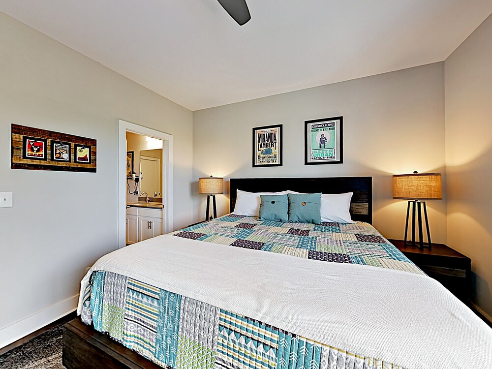 Visually Stunning 2BR 1.5BA Near Downtown Balcony w City View Nashville - photo 5