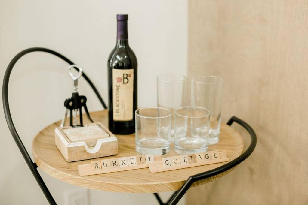 Burnett Cottage Pine — 4-Star Luxury Hotel in Cedar Rapids, United States