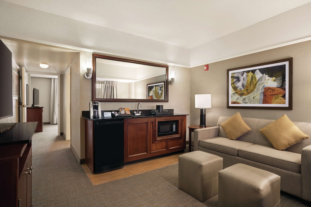 Embassy Suites by Hilton Brunswick - photo 18