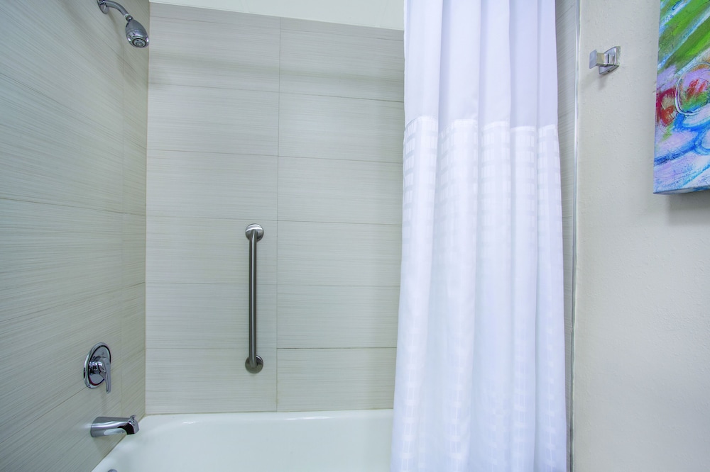 La Quinta Inn & Suites by Wyndham Sarasota I75 - photo 20