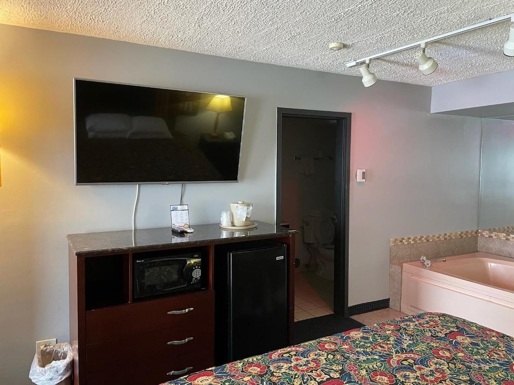 American Inn & Suites - photo 16
