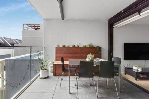 Heart of Richmond Hideaway with Spacious Balcony — 4-Star Luxury Hotel in Melbourne, Australia