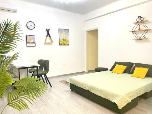 Uoohome7 garden green and navy — 4-Star Luxury Hotel in Athens, Greece