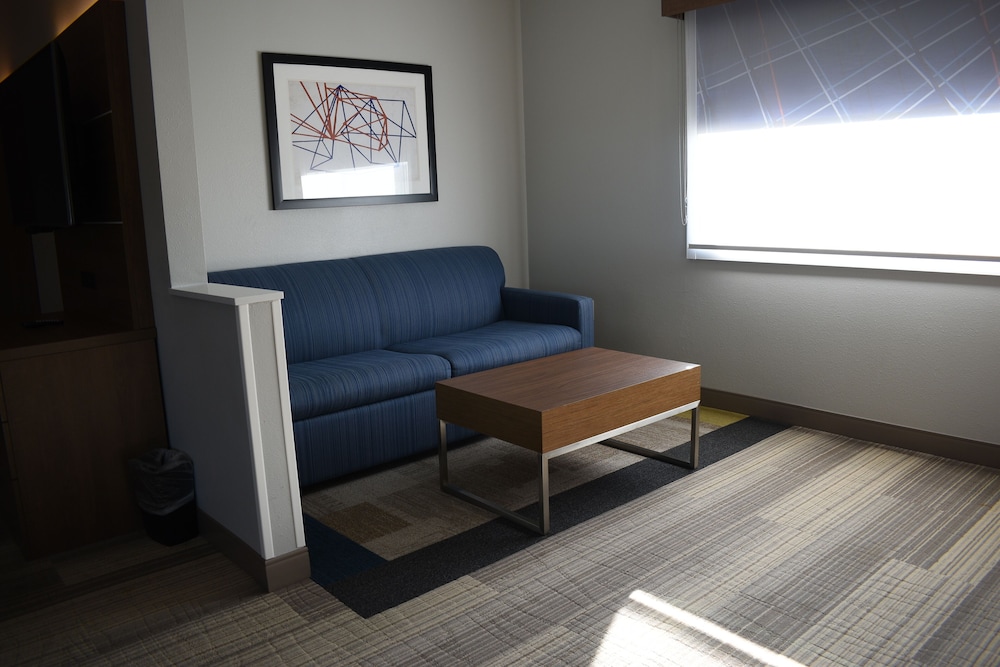 Holiday Inn Express & Suites South Lincoln by IHG - photo 32