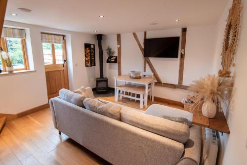 Bramble Cottage Cosy 2 Bed With Deluxe HOT TUB & Log Burner — 4-Star Luxury Hotel in Hereford, United Kingdom