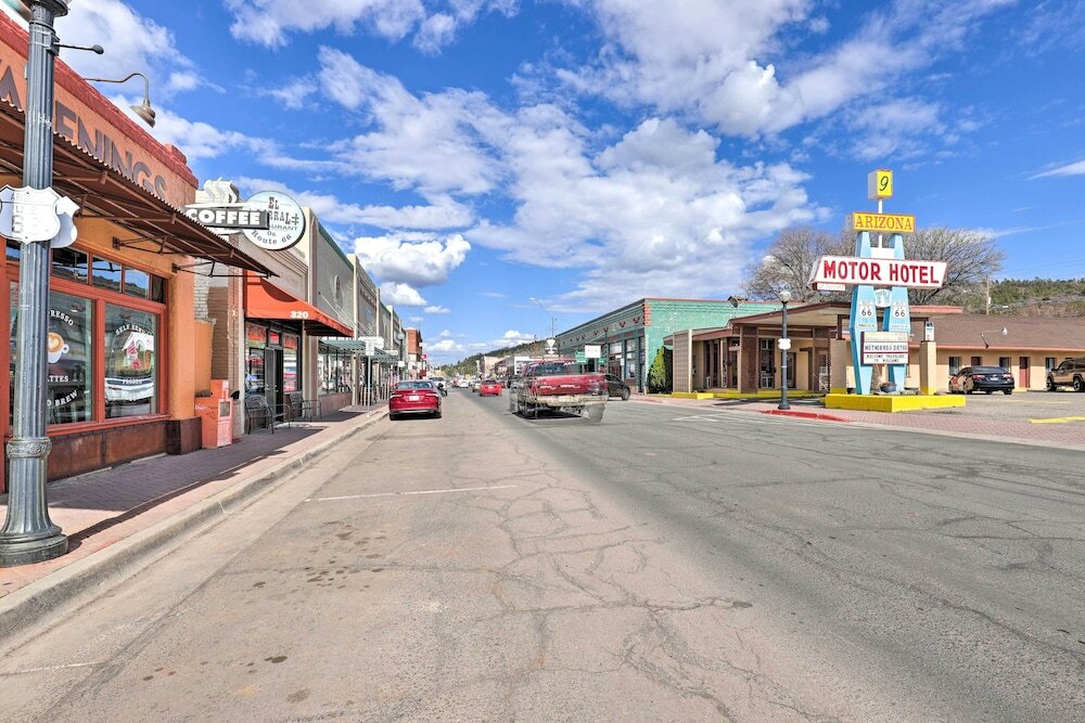 Modern Retreat 3 Blocks to Dtwn Williams and Rte 66 in Williams, United States