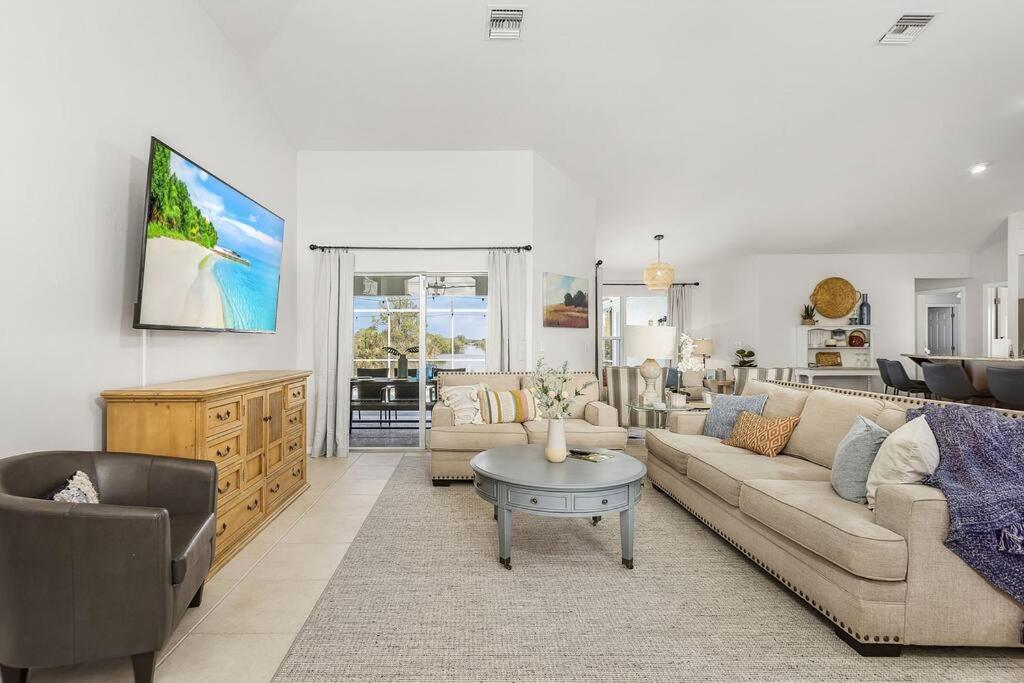 Family Retreat 4 Bedroom Heated Pool Pets Okay — 4-Star Luxury Hotel in Cape Coral, United States