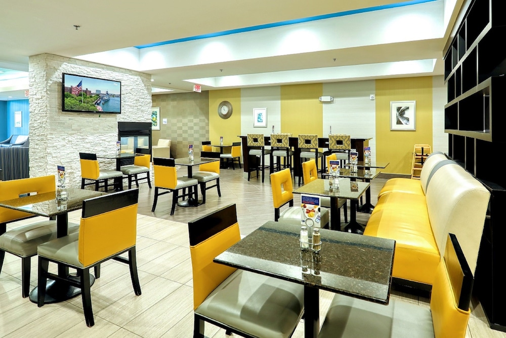 Holiday Inn Express Hotel & Suites Batavia Darien Lake by IHG - photo 31