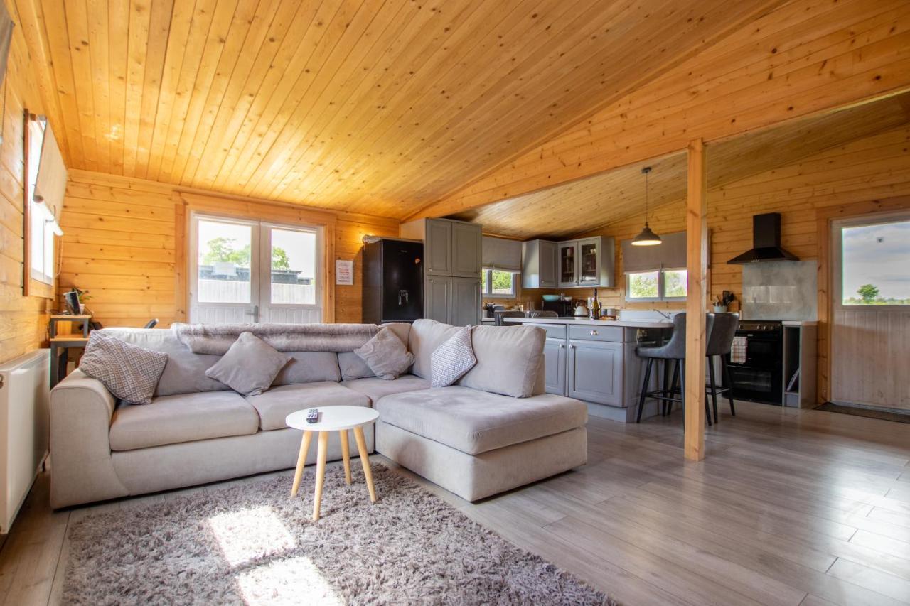 Nestledstays The Farm Lodge — 4-Star Luxury Hotel in Chichester, United Kingdom