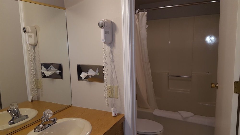 Captain's Quarters Motel - photo 32