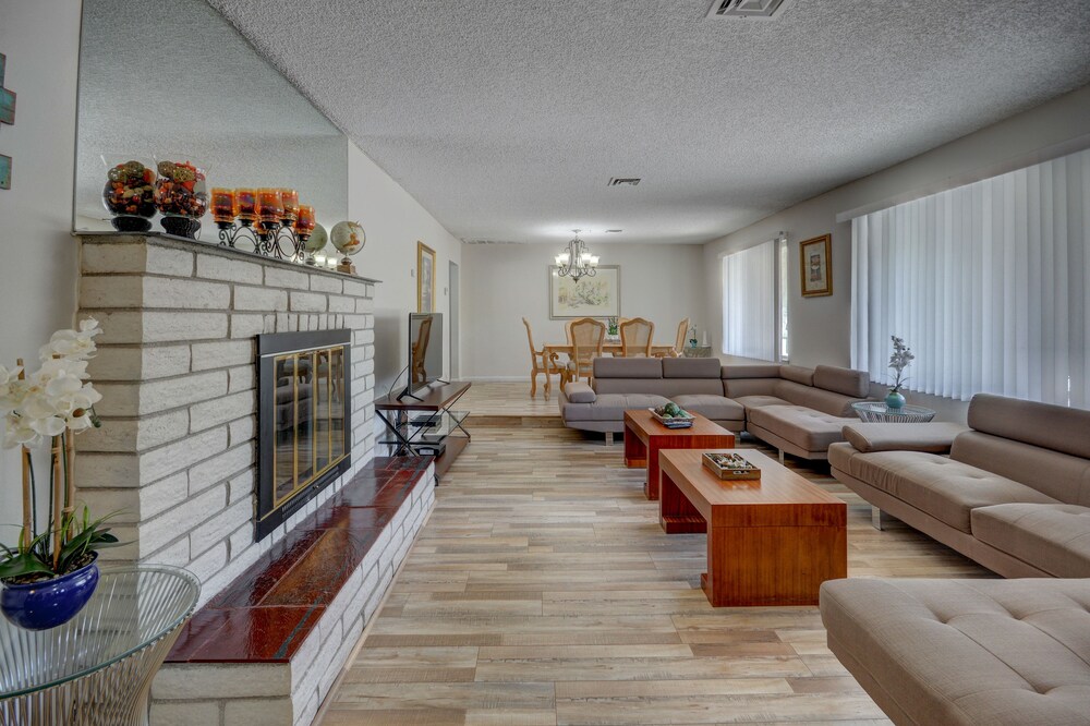 Luxurious 4BR House with Large Pool Near Strip