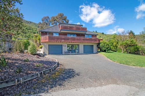 Waimarama Hideaway Waikawa Holiday Home — 4-Star Luxury Hotel in Picton, New Zealand