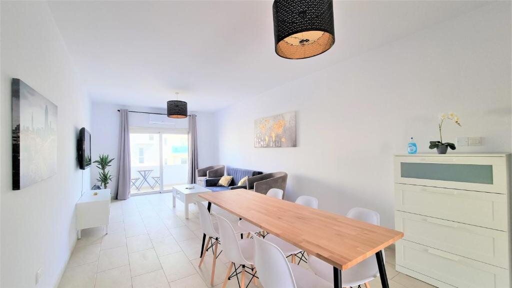Coastal Getaway: 2 Apartments for up to 14 guests Light flooded and Spacious