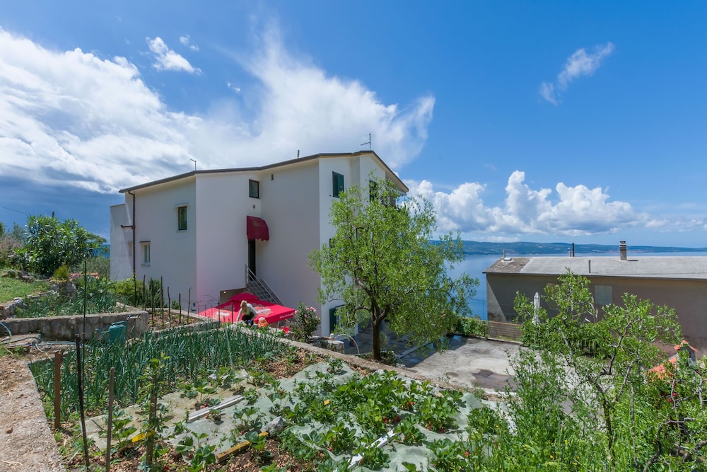 Apartments Jasna — 4-Star Luxury Hotel in Omis, Croatia