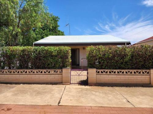 The House with the Purple Gate — 4-Star Luxury Hotel in Broken Hill, Australia