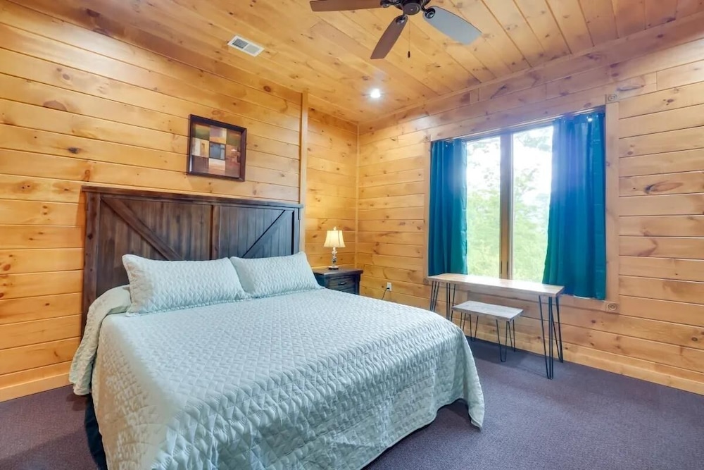 Sensational Views 4 Bedroom Cabin by Heavenly Views Resort - photo 3