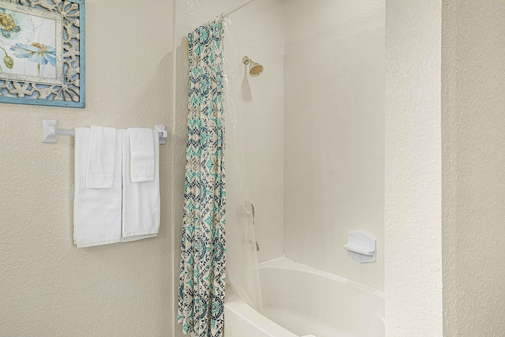 Spacious Townhome W patio & Garage Sleeps10 - photo 4