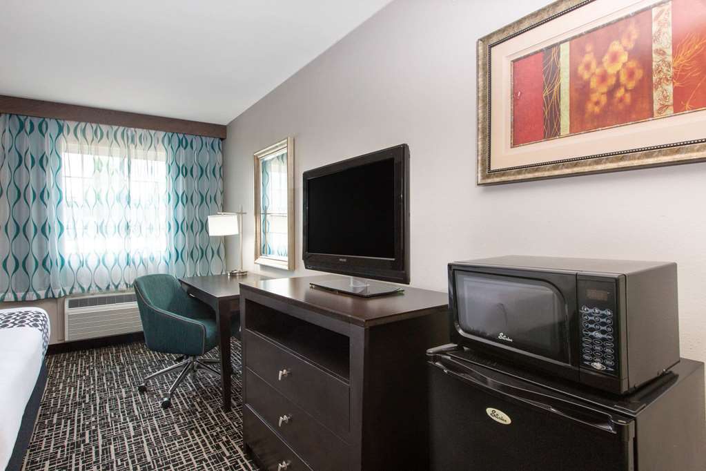 La Quinta Inn & Suites by Wyndham Blue Springs - photo 24