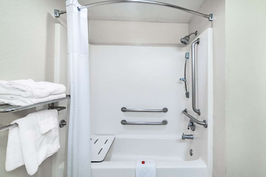 Red Roof Inn & Suites Hinesville - photo 21