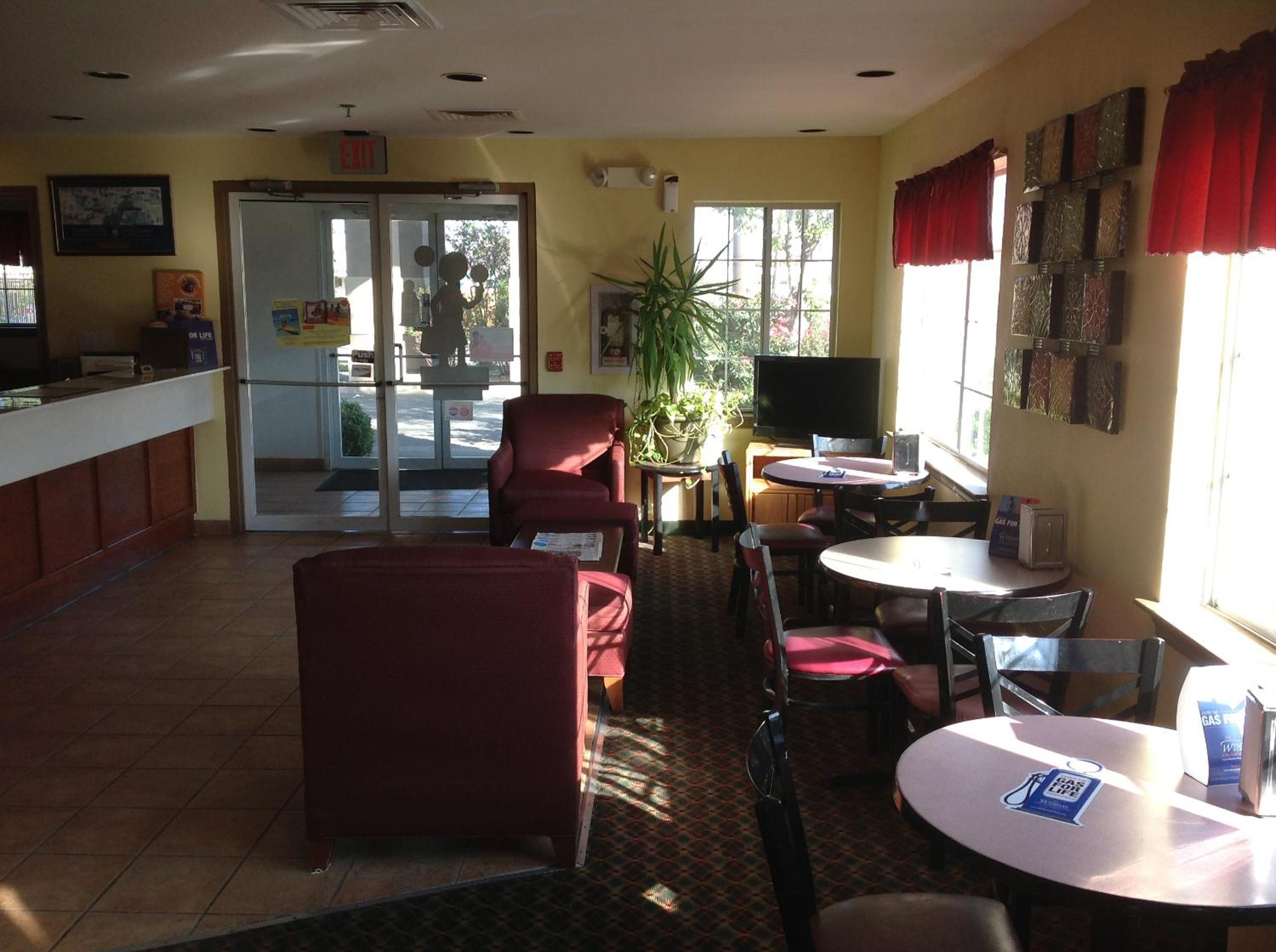 Howard Johnson by Wyndham Grand Prairie Near Lone Star Park - photo 25