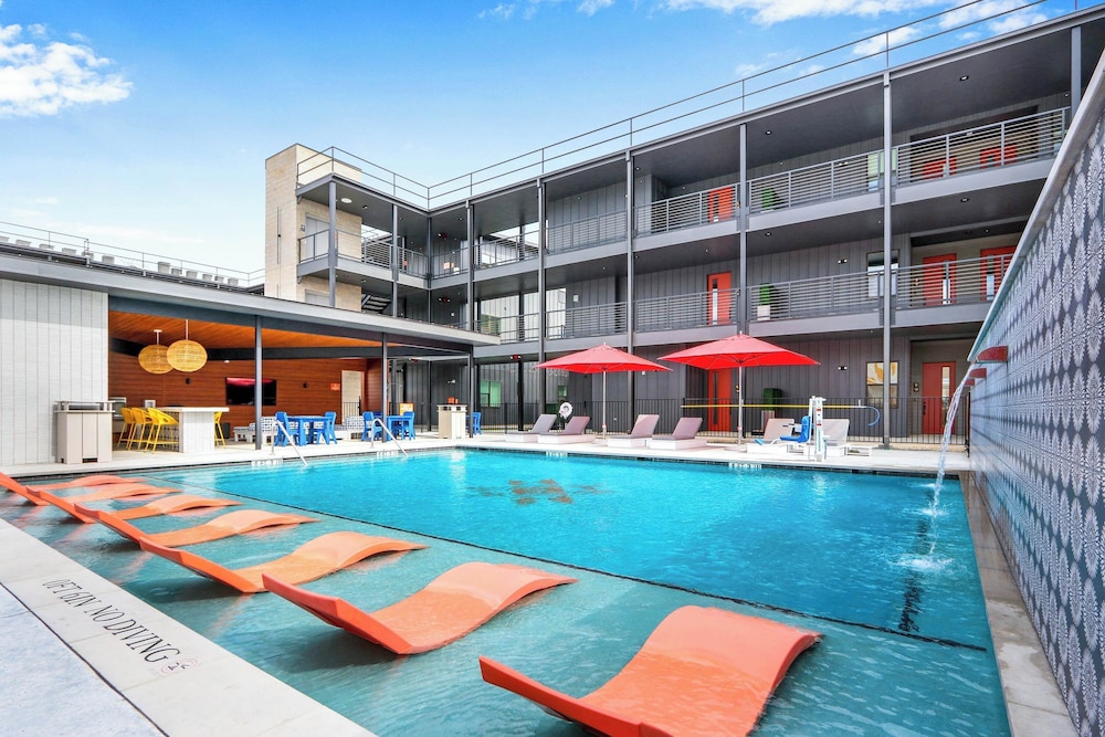 Luxury Resort style Living Centrally Located - photo 14