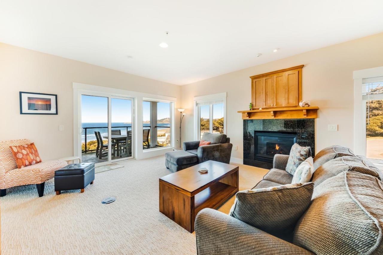 Shoreline Ridge #C303 Penthouse Suite — 4-Star Luxury Hotel in Newport, United States