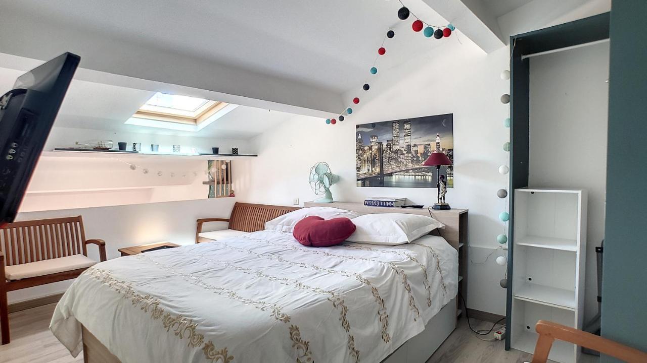 Sunny Duplex Classe 3 Etoiles Climatise a 2mn a Pieds du Port Bylaconciergerie13 — 4-Star Luxury Hotel in La Ciotat, France