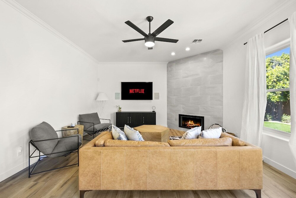 Pool Table Putting Green Luxury Oasis in Mesa in Mesa, United States