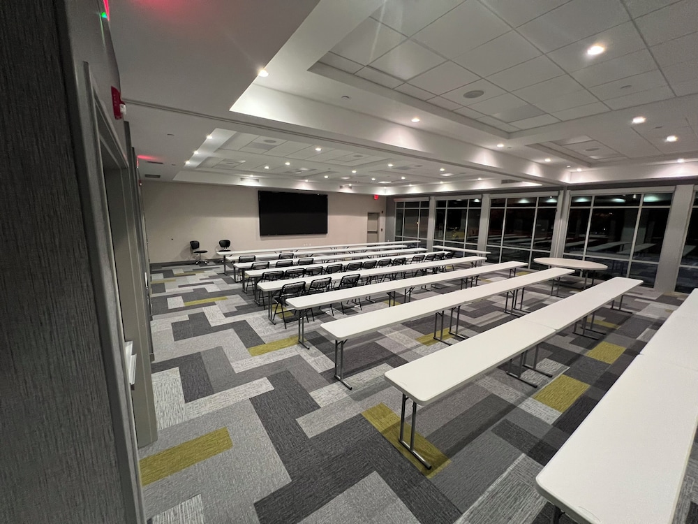 Holiday Inn Express & Suites Chicago Schaumburg an IHG Hotel - photo 68