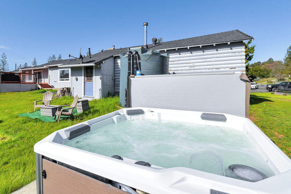 Waterfront Mariposa Hideaway: Hot Tub & Mtn Views — hotel in Mariposa