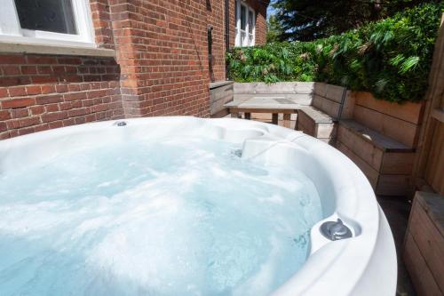 2 The Old Schoolhouse: En suite hot tub parking pets — 4-Star Luxury Hotel in Whitstable, United Kingdom