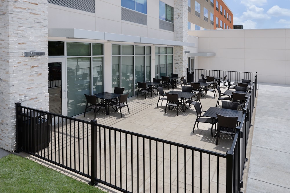 Holiday Inn Express & Suites Bryan College Station by IHG - photo 26