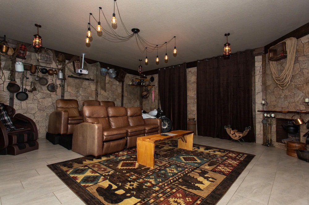 Magical Muggle Mansion Pool & Spa Sleeps 23 - photo 49