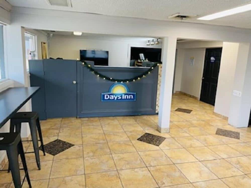 Days Inn & Suites by Wyndham Port Huron - photo 3