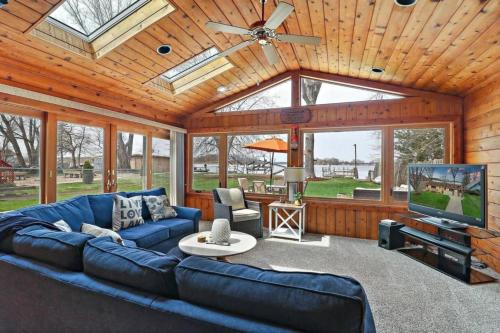 Meyers Bay Sunset Lakefront Cottage in Fox Lake with Boat Pier — 4-Star Luxury Hotel in Fox Lake, United States