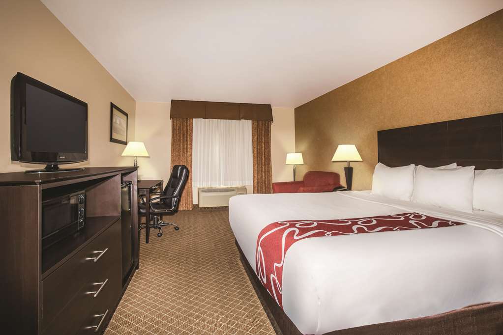 La Quinta Inn & Suites by Wyndham Ely - photo 14