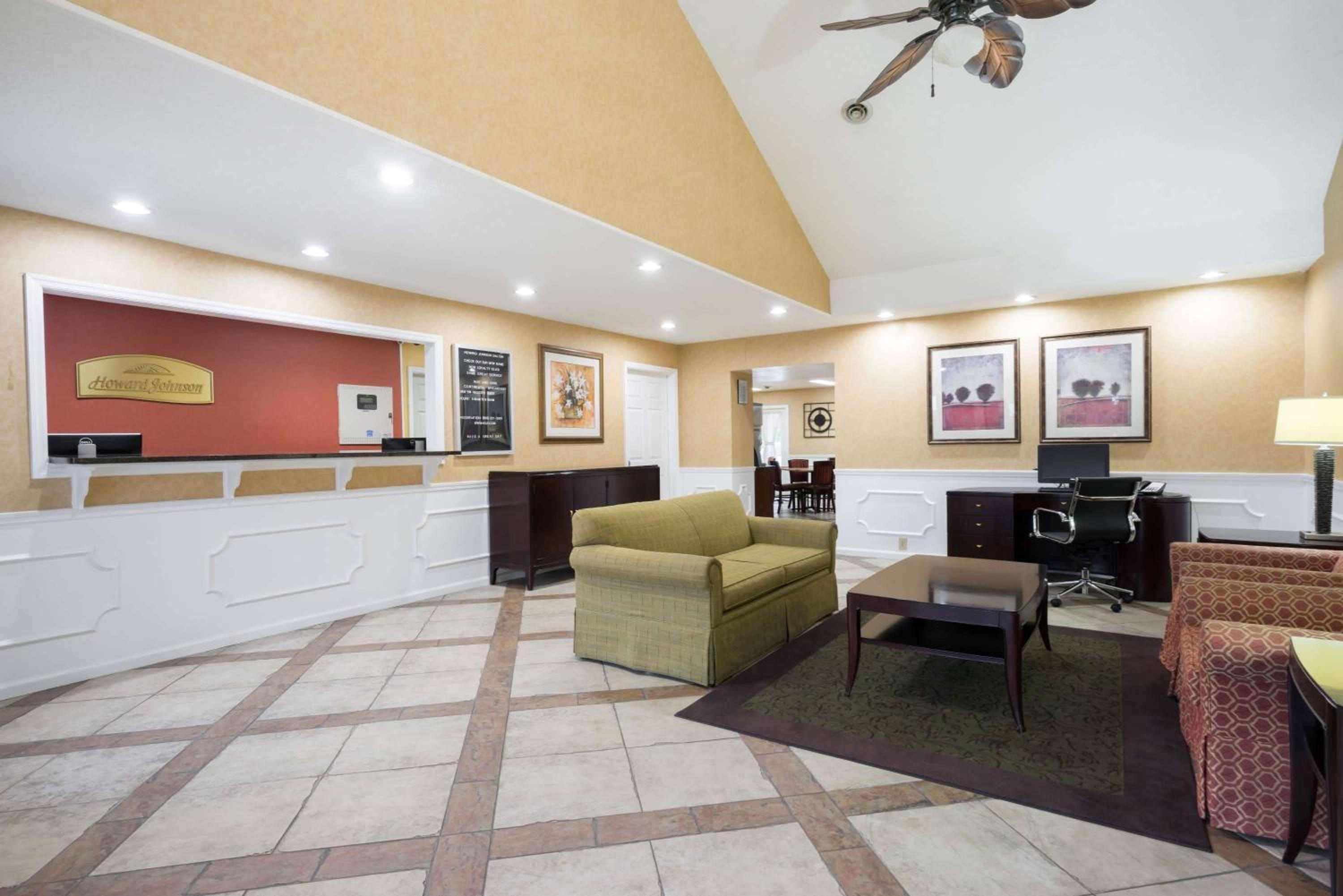 Howard Johnson by Wyndham Dalton - photo 17