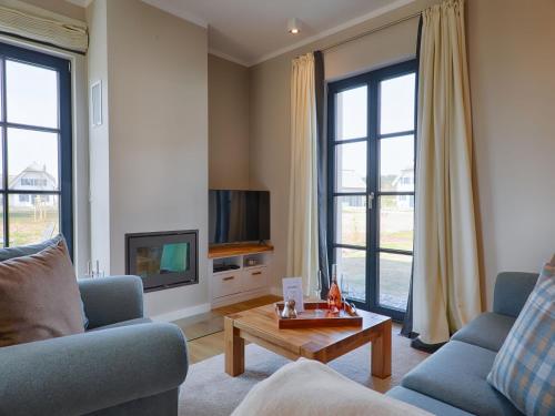 Reetland am Meer Premium Reetdachvilla mit 3 Schlafzimmern Sauna und Kamin F19 in Dranske, Germany