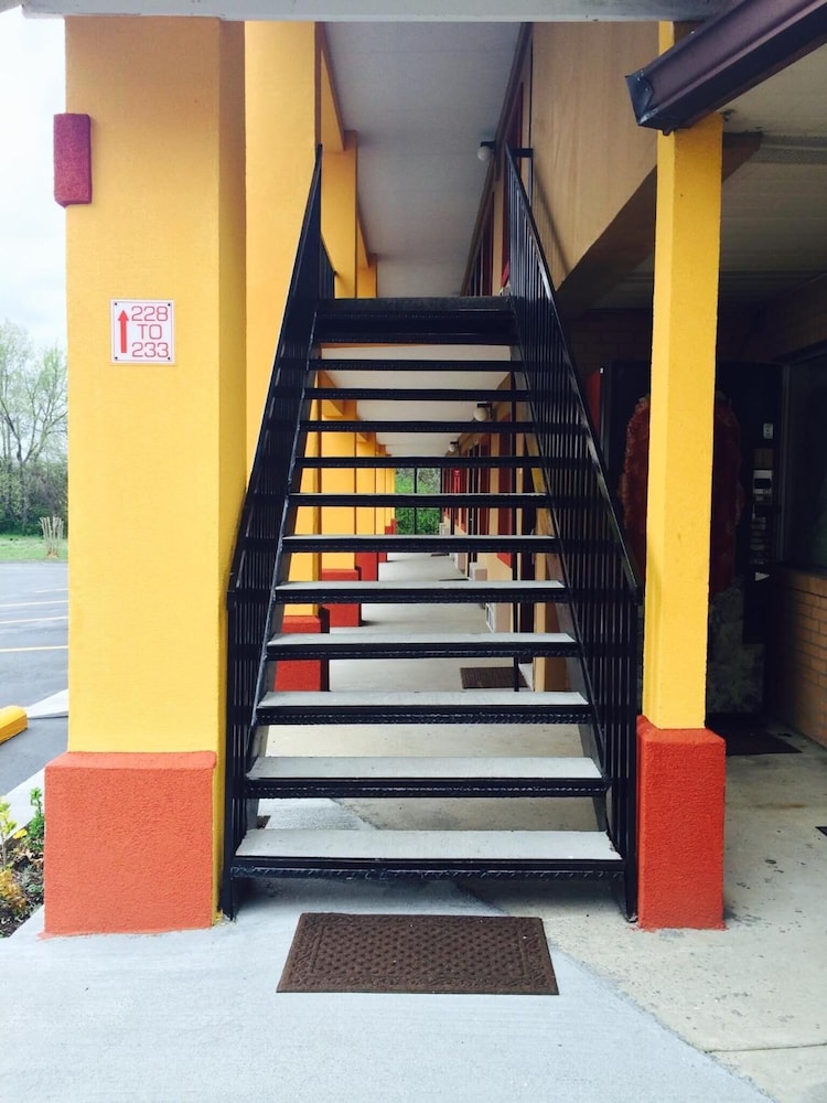 Duffys Motel Calhoun - photo 23